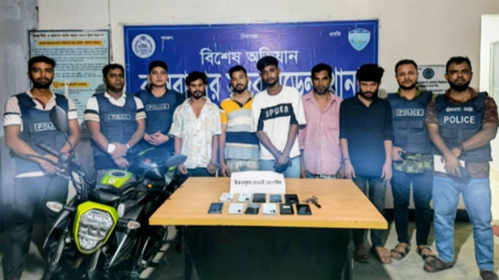 কক্সবাজারে ছিনতাইকারী আটক।